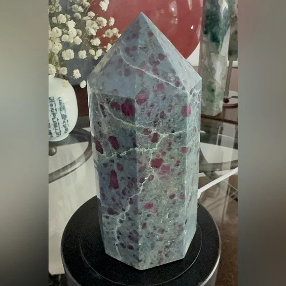 Ruby in kyanite tower, very UV reactive. Weight approx:3.2lb